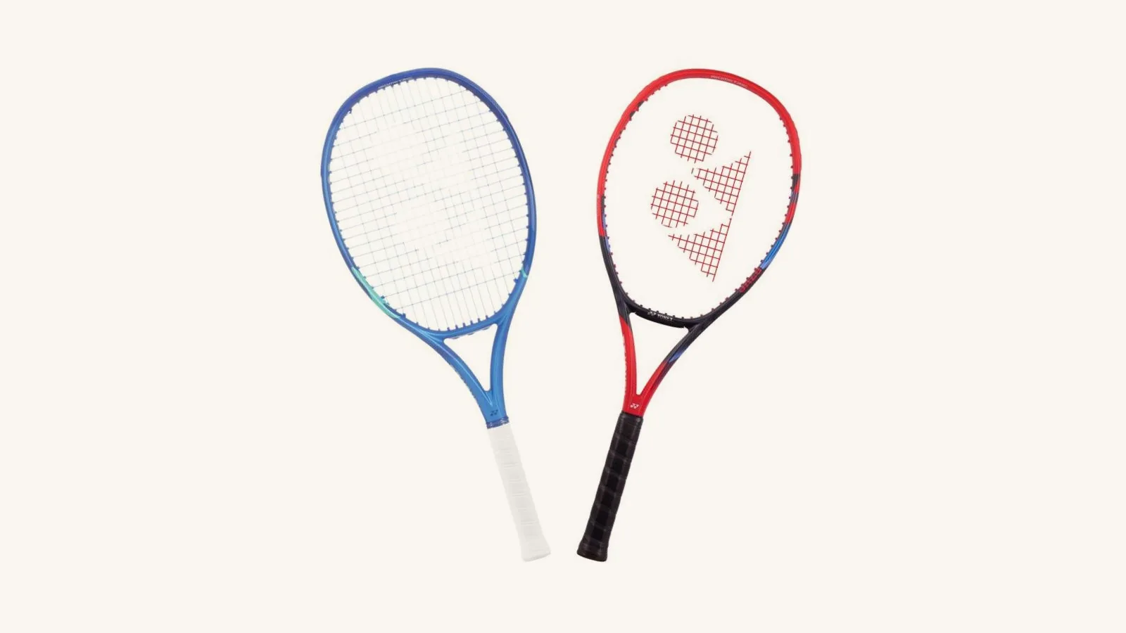 Une Yonex EZONE et une Yonex VCORE, inclinées l'une vers l'autre